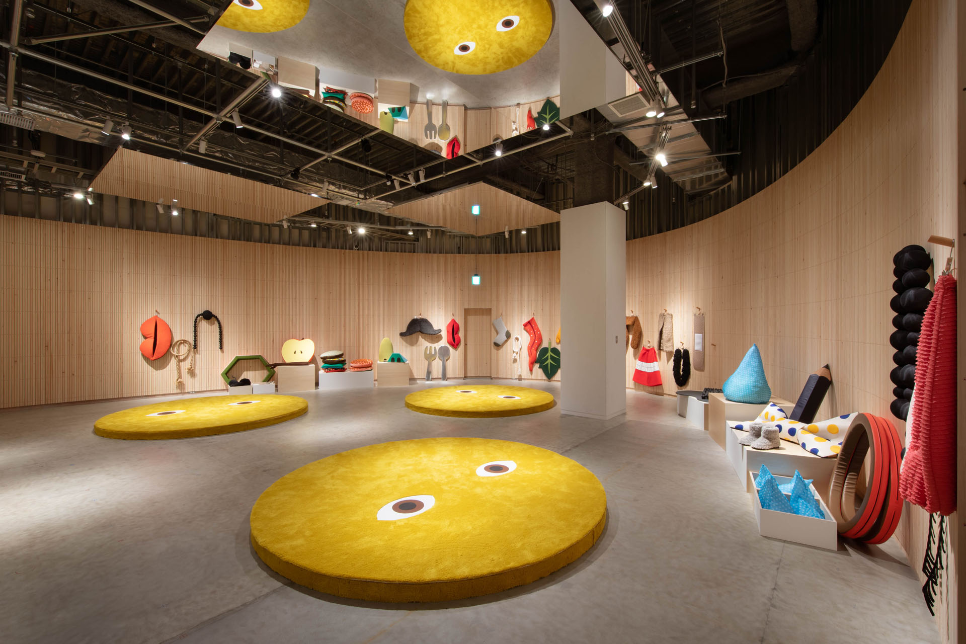 絵本制作とともに、全国各地で展覧会やワークショップなども行っている。写真は「顔」にちなんだtupera tuperaの絵本原画や立体、映像作品などを揃えた参加・体験型の展覧会「tupera tuperaのかおてん.」。2020年から4年間かけて全国8カ所を巡回した