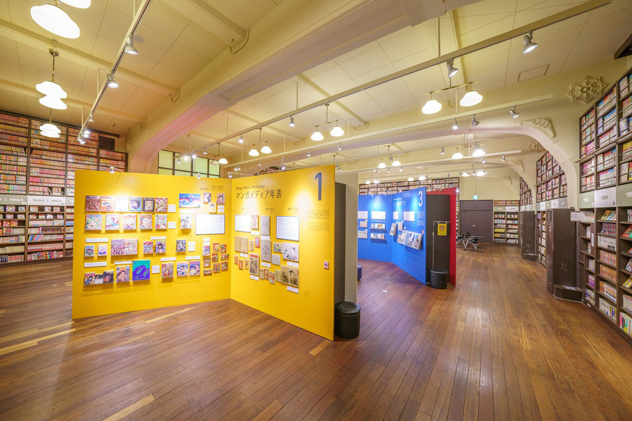 京都国際マンガミュージアムのメインギャラリー。マンガの歴史や産業などを解説する展示をはじめ、壁面の「マンガの殿堂」には各時代の名作が並ぶ/-/写真提供：京都国際マンガミュージアム