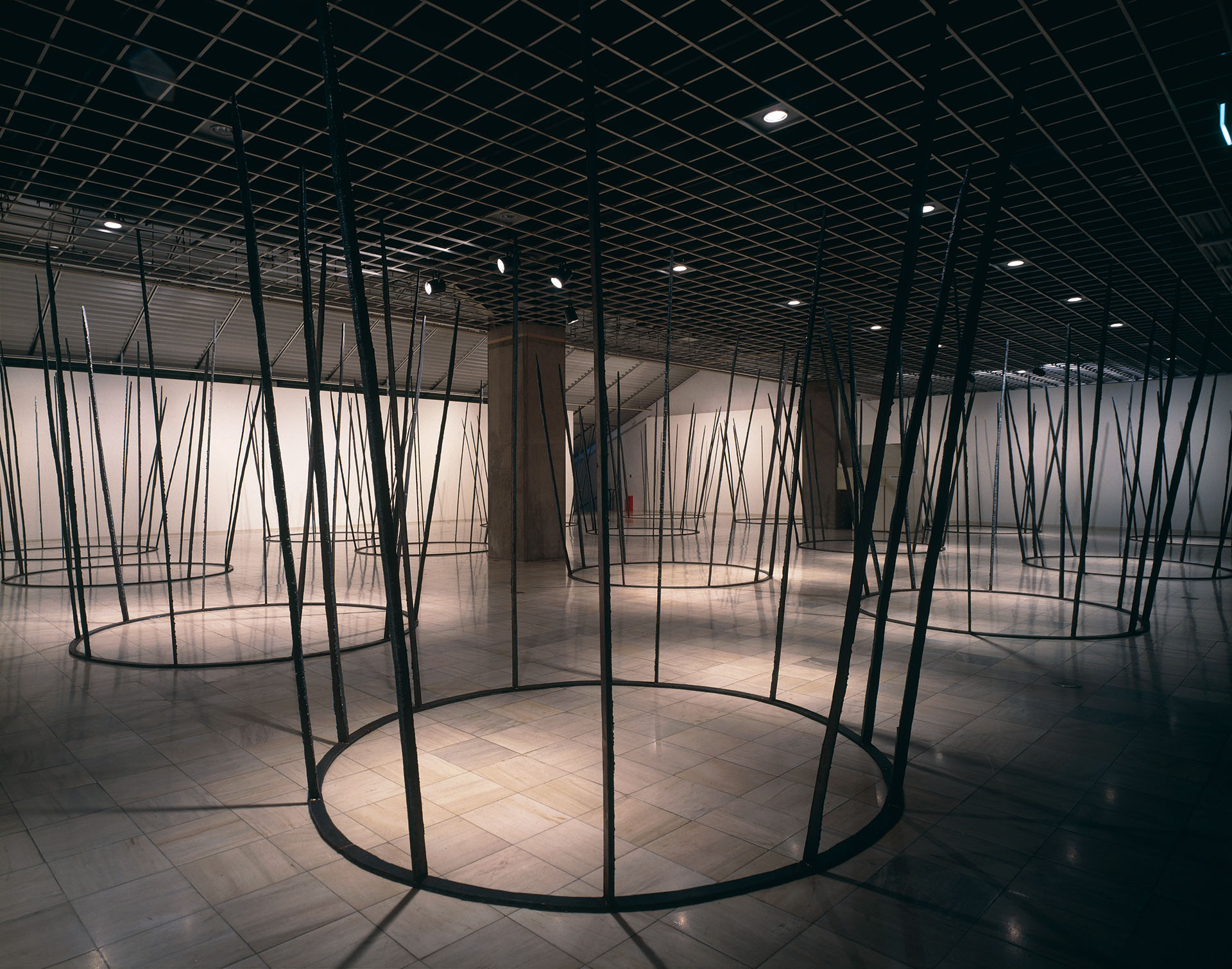 『Untitled』1995年鉄｜H250, φ300cm（16 pieces）「近作展19 青木野枝」国立国際美術館/-/撮影：山本糾©︎Noe Aoki, courtesy of ANOMALY