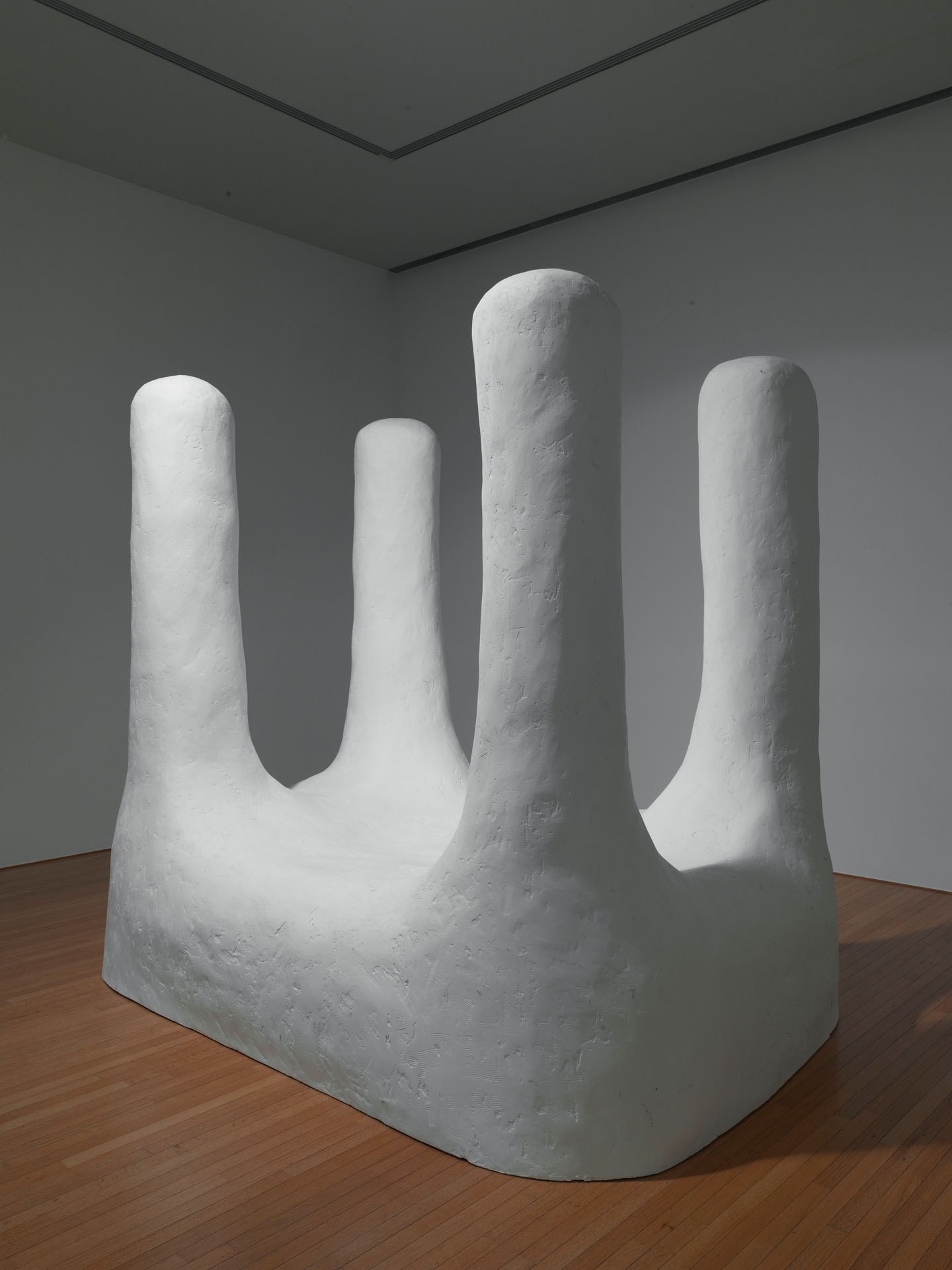 『原形質』2012年石膏、布、鉄｜H231×W251×D186cm「青木野枝｜ふりそそぐものたち」豊田市美術館/-/撮影：山本糾©︎Noe Aoki, courtesy of ANOMALY