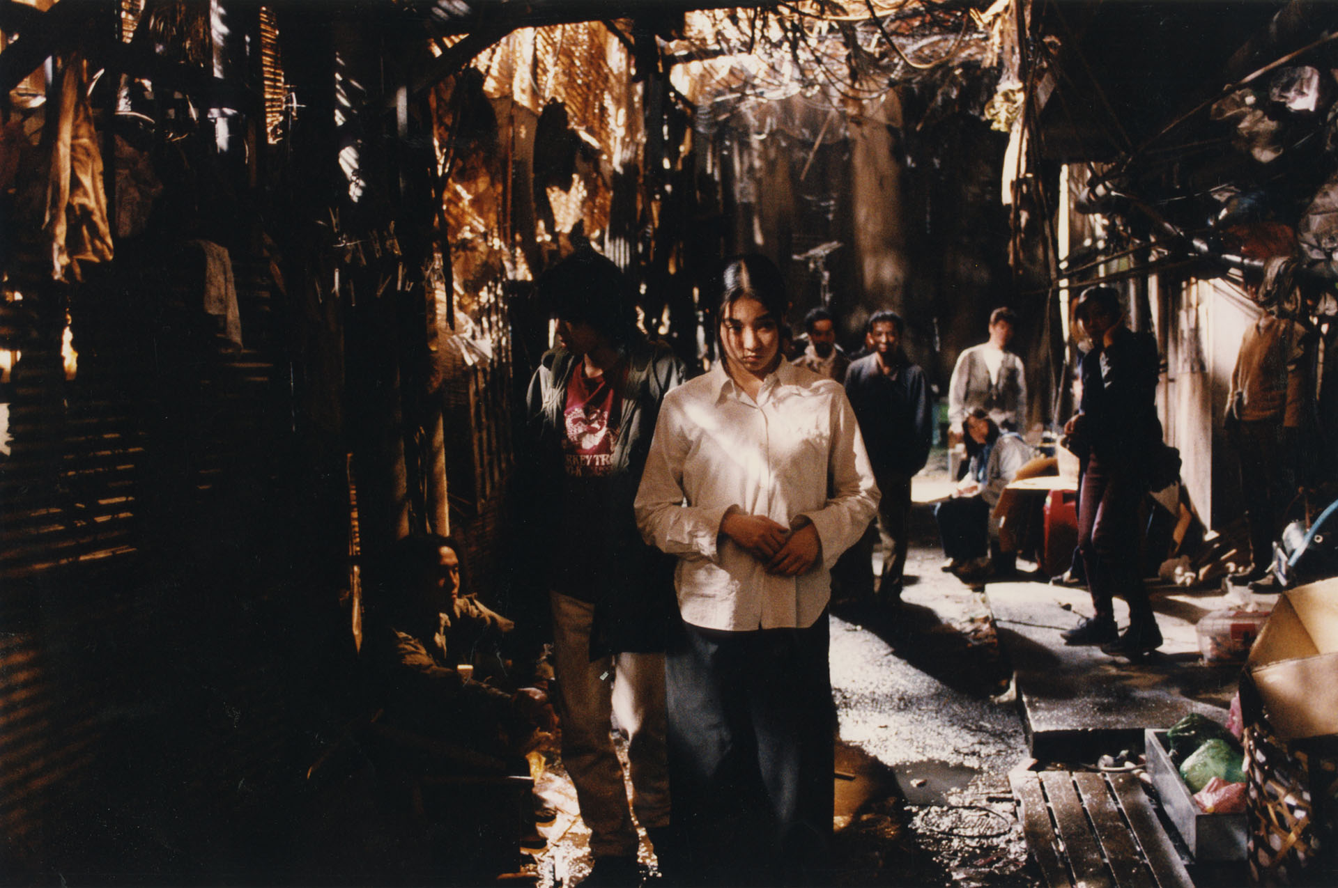 美術監督を務めた1996年公開の映画『スワロウテイル』（監督：岩井俊二）。日本への移民たちが住む架空の街「円都」の無国籍な世界観が注目された©1996 SWALLOWTAIL PRODUCTION COMMITTEE