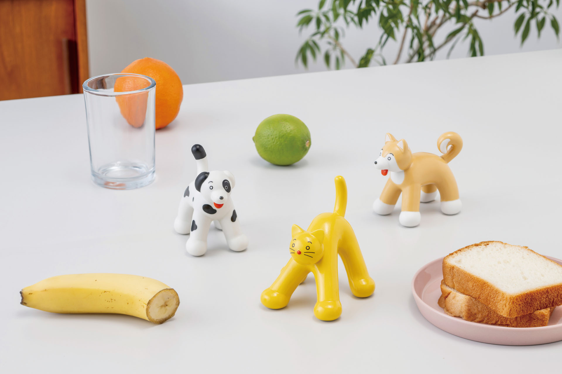 陶磁器工芸メーカー中外陶園と共同開発した、犬や猫がモチーフの瀬戸焼のオブジェ。2025年9月にSTUDIO 894で開催された個展「BowWow Meow」で発表、販売された