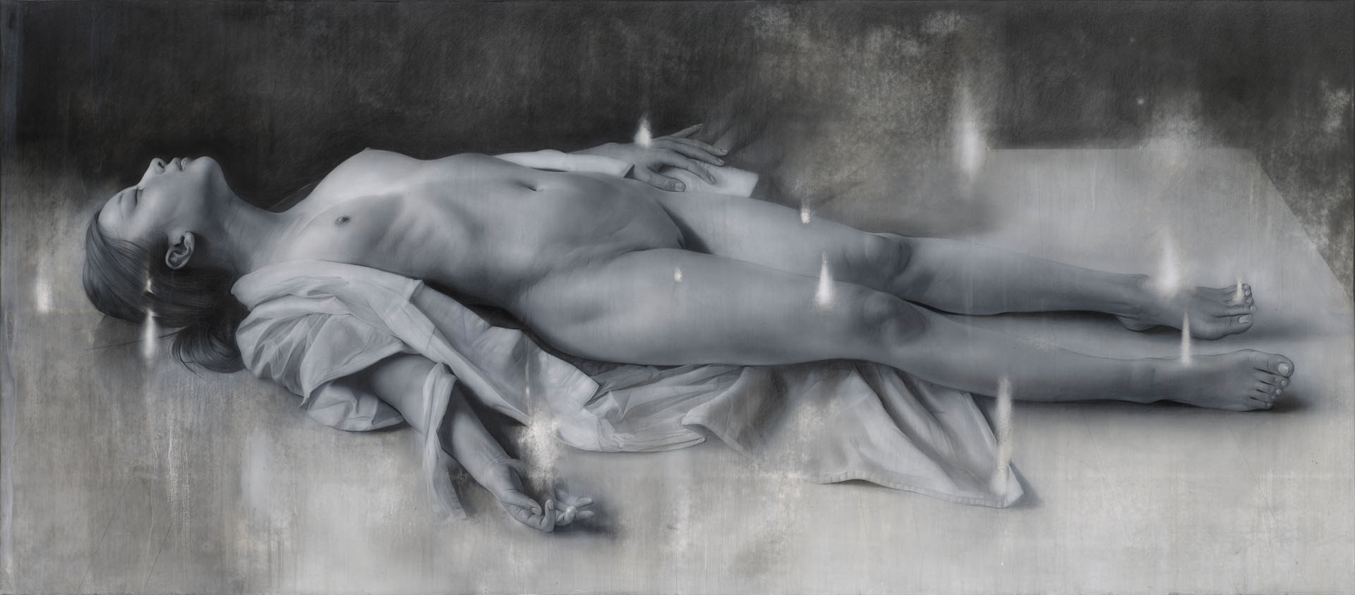 『依代』2016-17年鉛筆、油彩、アクリル、洋紙、パネル｜86×196cm個人蔵/-/Photo by Keizo KIOKU取材プロセスを重視したスタイルが一般層に知られるきっかけとなった、満蒙開拓団として旧満州国に入植した諏訪さんの祖父母一家の足跡を、現地取材も重ねて描いたシリーズの一作