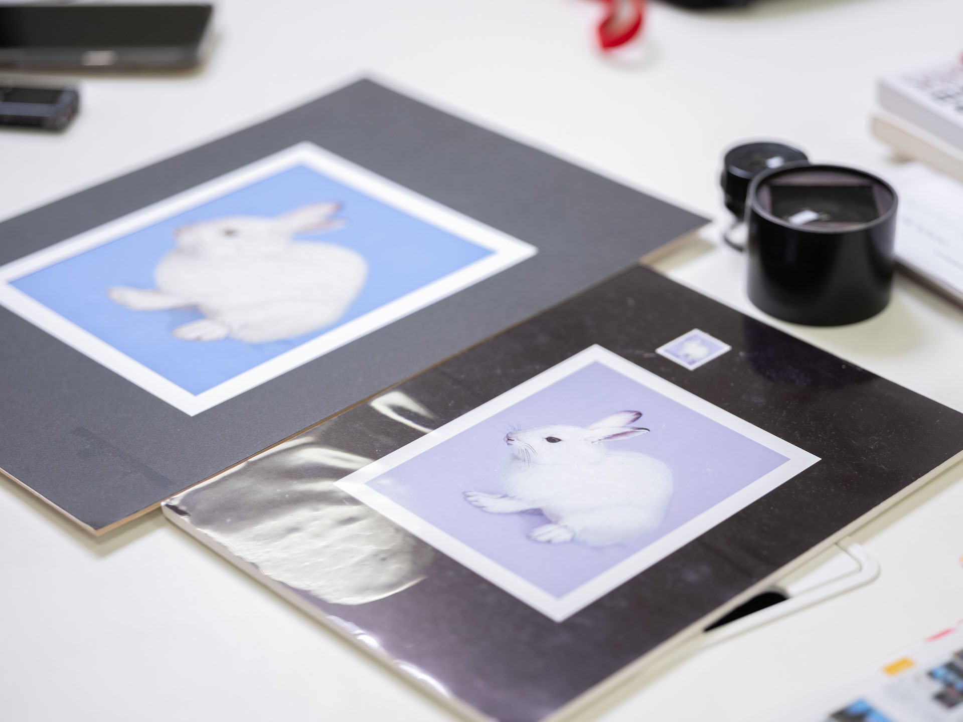 貝淵さんが描いた原画。そばに見えるのは縮小ルーペ。パソコンを使わなかった時代はこれで仕上がりのイメージを確かめていた
